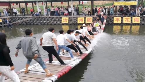 保定充满笑声的惊险网红摇摇桥